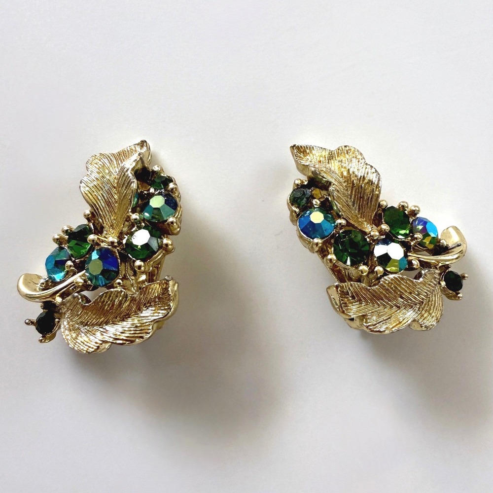 Vintage Lisner Gold Tone Green AB Rhinestone Leaf Clip On Earrings Botanical - Picture 2 of 9